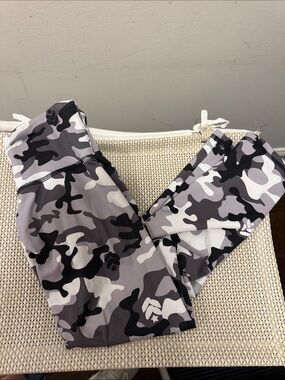 Barry’s bootcamp Grey Camo Active Leggings - Stretchy Performance Bottoms